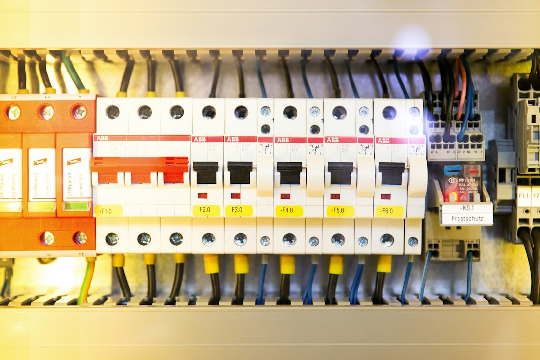 Électricien au travail